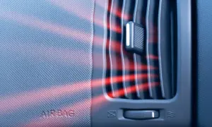 Auto heizung wird nicht warm. Rote Strahlen deuten auf fehlende Wärme aus dem Lüftungsschlitz hin, neben dem AIRBAG-Schriftzug.
