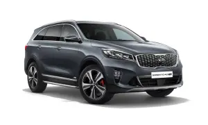 Grauer Kia Sorento 2.2 CRDi GT-Line mit AWD-Aufkleber. Mögliche Probleme mit dem 2.2 CRDi Motor werden hier nicht gezeigt.