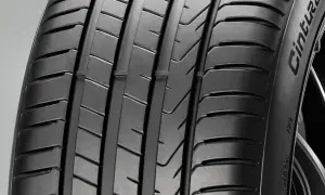 Nahaufnahme eines Motorradreifens mit tiefem Profil. Die Mindestprofiltiefe ist entscheidend für die Sicherheit.