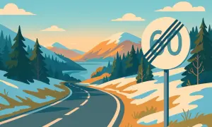 Landschaft in Norwegen mit einem Schild, das das Ende des Tempolimits 60 anzeigt. Die Straße schlängelt sich durch verschneite Hügel und Wälder.