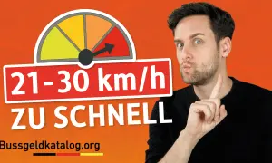 Mann warnt: 21 kmh zu schnell! Ein Tacho zeigt die Geschwindigkeitsüberschreitung an. Bussgeldkatalog.org.