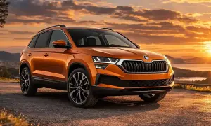Orange Skoda Karoq 1.5 TSI SUV bei Sonnenuntergang. Trotz der schönen Kulisse gibt es Berichte über Skoda Karoq 1.5 TSI Probleme.