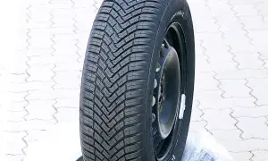Continental Fortuna EcoPlus 4S Test: Ein Ganzjahresreifen mit markantem Profil auf schwarzer Felge, bereit für den Praxistest.