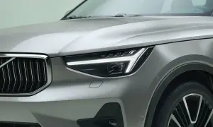 Nahaufnahme des silbernen Volvo XC40 mit markanten LED-Scheinwerfern. Ein Blick, der Fragen zu möglichen Volvo XC40 Problemen aufwirft, aber die Ästhetik ist unbestreitbar.