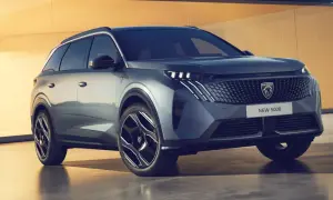 Ein neuer Peugeot 5008 steht vor einer gelben Wand. Keine Probleme sichtbar, nur ein schickes SUV.