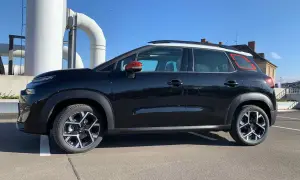 Schwarzer Citroën C3 Aircross mit roten Akzenten, der auf einem Parkplatz steht. Mögliche Probleme mit dem Fahrzeug sind hier nicht sichtbar.