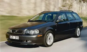 Dunkler Volvo V40 Kombi fährt auf einer Straße. Bekannt für seine Zuverlässigkeit, aber auch für einige volvo v40 schwachstellen.