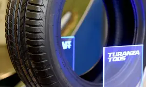 Nahaufnahme eines Reifens, bereit für den Bridgestone Turanza T005 Test. Das Profil zeigt seine Leistung.