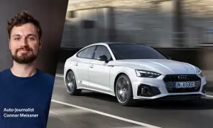 Auto-Journalist Connor Meissner spricht über mögliche Audi A5 Probleme, während ein weißer Audi A5 auf der Straße fährt.