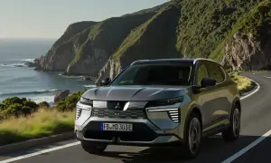 Grauer Mitsubishi Eclipse Cross fährt auf einer Küstenstraße. Keine Probleme mit diesem SUV, der die Landschaft genießt.
