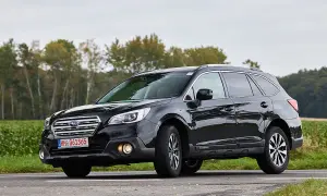 Schwarzer Subaru Outback auf einer Landstraße, der auf mögliche Schwachstellen hinweist.