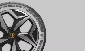 Continental PremiumContact 7 Reifen mit stylischem Felgendesign. DOT-Kennzeichnung sichtbar.