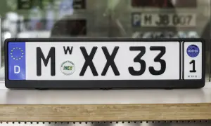 Deutsches Wechselkennzeichen für ein Motorrad, M XX 33, mit EU-Sternen und Prüfplakette.