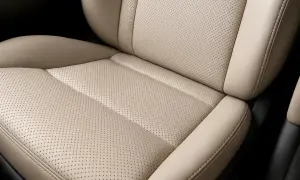 Beige perforiertes Leder im Auto, bereit für die Leder reinigen Pflege.