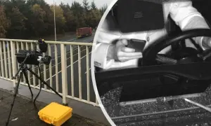Fahrzeug geblitzt mit Handy in der Hand. Kamera auf Stativ, daneben gelbe Kiste. Innenansicht zeigt Fahrer mit Smartphone.