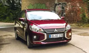 Roter Mitsubishi Space Star fährt auf einer Straße. Keine Anzeichen von mitsubishi space star krankheiten, nur ein Auto in Bewegung.