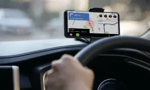 Navigations-App auf dem Handy zeigt die Route an. Eine blitzer app könnte hier nützlich sein, um entspannt ans Ziel zu kommen.