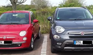 Zwei Fiat 500X, rot und grau, parken nebeneinander. Der graue hat ein paar kleine Probleme, die man auf den ersten Blick nicht sieht.