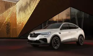 Weißer Renault Arkana vor moderner Architektur. Keine Renault Arkana Probleme hier, nur Stil.