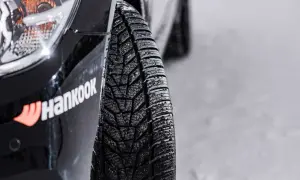 Hankook Kinergy 4S2 Reifen im Test auf Schnee. Das Profil zeigt gute Traktion bei winterlichen Bedingungen.