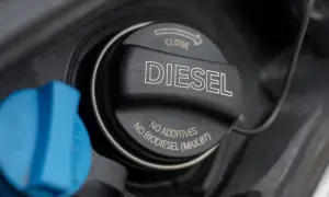 Der Diesel-Tankdeckel ist geöffnet, daneben ein blauer Deckel. Hoffentlich ist der Tankdeckel nicht verloren gegangen!