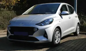 Silberner Hyundai i10, der auf einem gepflasterten Weg steht. Ein Blick auf die Frontpartie, die typische Hyundai i10 Krankheiten wie Rost an den Radläufen oder Probleme mit dem Getriebe vermeiden sollte.