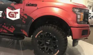 Roter Ford F-150 mit auffälligem Design und General Grabber AT3 Reifen.