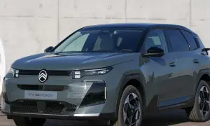 Grauer Citroën C5 Aircross vor Betonwand. Mögliche Probleme mit dem Fahrzeug sind hier nicht sichtbar.