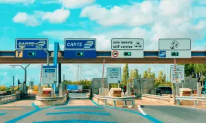 Mautstelle in Italien mit Schildern für Kartenzahlung und Münzen. Eine Vignette für die italienische Autobahn.