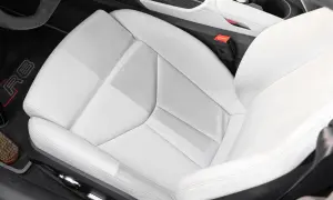 Helles Leder reinigen im Audi R8. Der Sitz zeigt leichte Verschmutzungen, die mit einem Bürstchen und Reinigungsmittel entfernt werden.
