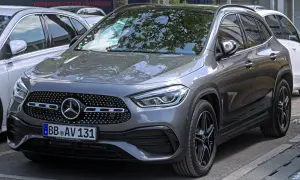 Grauer Mercedes GLA 180, der auf der Straße parkt. Mögliche Probleme mit dem Fahrzeug sind nicht sichtbar.