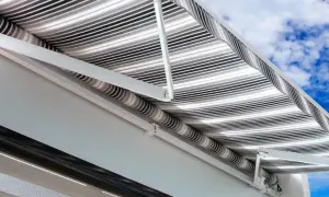 Streifenmarkise eines Wohnmobils im Sonnenschein. Tipps zur wohnmobil markise reinigen für langanhaltende Freude.