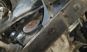 Riemenscheiben und Keilriemen im Motorraum, bereit für den klimakompressor wechseln.