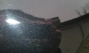 Glitzernder Lack mit feinen, weißen Kratzern, die wie schwarze Streifen nach dem Waschen aussehen. Ein heller Lichtreflex blendet.