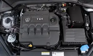 Motorraum eines VW Touran 2.0 TDI. Hier könnten typische vw touran 2.0 tdi probleme liegen, wie z.B. am Kraftstofffilter oder der Luftzufuhr.