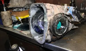 Zerlegtes Differential mit Zahnrädern und Fett. Ein Blick auf die Teile, die für das Getriebe wechseln Kosten relevant sind.