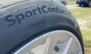 Nahaufnahme eines Continental SportContact 7 Reifens, bereit für einen Test auf der Rennstrecke.