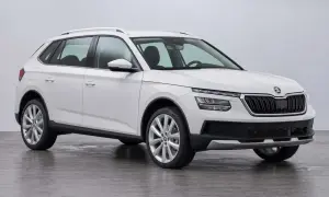Weißer Skoda Kamiq 1.0 TSI, ein kompakter SUV, der für seine Zuverlässigkeit bekannt ist, aber auch über mögliche Probleme diskutiert wird.
