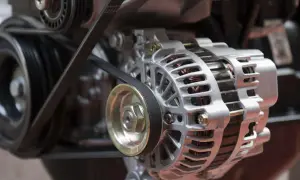 Nahaufnahme eines freilauf lichtmaschine mit Keilriemen, der sich um die Riemenscheibe dreht.
