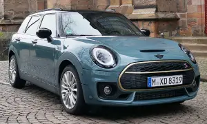 Mini Clubman in Petrolblau Metallic vor historischer Kulisse. Bekannte Mini Clubman Schwachstellen sind hier nicht sichtbar.