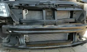 Vorderseite eines Autos mit freiliegendem Klimakondensator. Informationen zu klimakondensator wechseln kosten sind hier nicht ersichtlich.