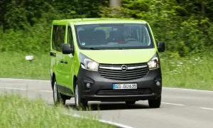 Grüner Opel Vivaro 1.6 Biturbo fährt auf Landstraße. Hoffentlich keine Probleme mit dem Motor!