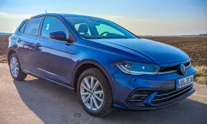 Blauer VW Polo 1.0 TSI 95 PS auf Feldweg. Hoffentlich keine Probleme mit diesem Modell.