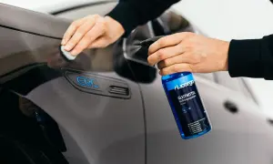 Mit Gleitmittel und Reinigungsknete das Auto richtig pflegen. Glänzender Lack dank sorgfältiger Handarbeit.