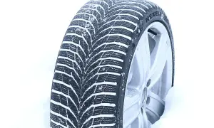 Ein Nexen Winterreifen im Schnee, bereit für den Test. Das tiefe Profil zeigt seine Stärke auf winterlichen Straßen.