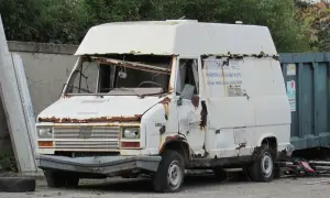 Verrosteter Fiat Ducato mit zerbrochener Windschutzscheibe, deutet auf fiat ducato 2.2 motor problemen hin.
