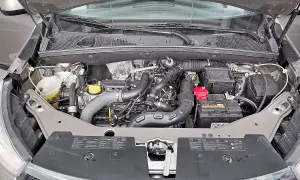 Motorraum eines Dacia Lodgy. Mögliche Dacia Lodgy Probleme könnten hier ihren Ursprung haben, wie z.B. am Motor oder der Batterie.