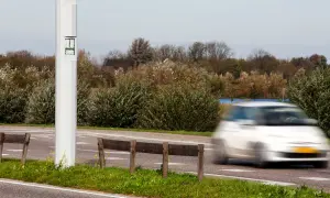Ein Blitzer in den Niederlanden erfasst ein vorbeifahrendes Auto.