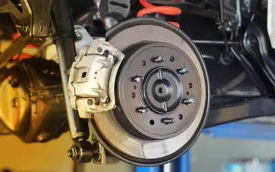 Nahaufnahme einer Autobremsanlage. Die Bremsscheiben sind sichtbar, ein Hinweis darauf, wann bremsscheiben wechseln.