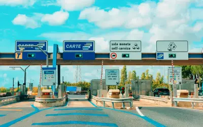 Mautstelle in Italien mit Schildern für Kartenzahlung und Münzen. Eine Vignette für die italienische Autobahn.
